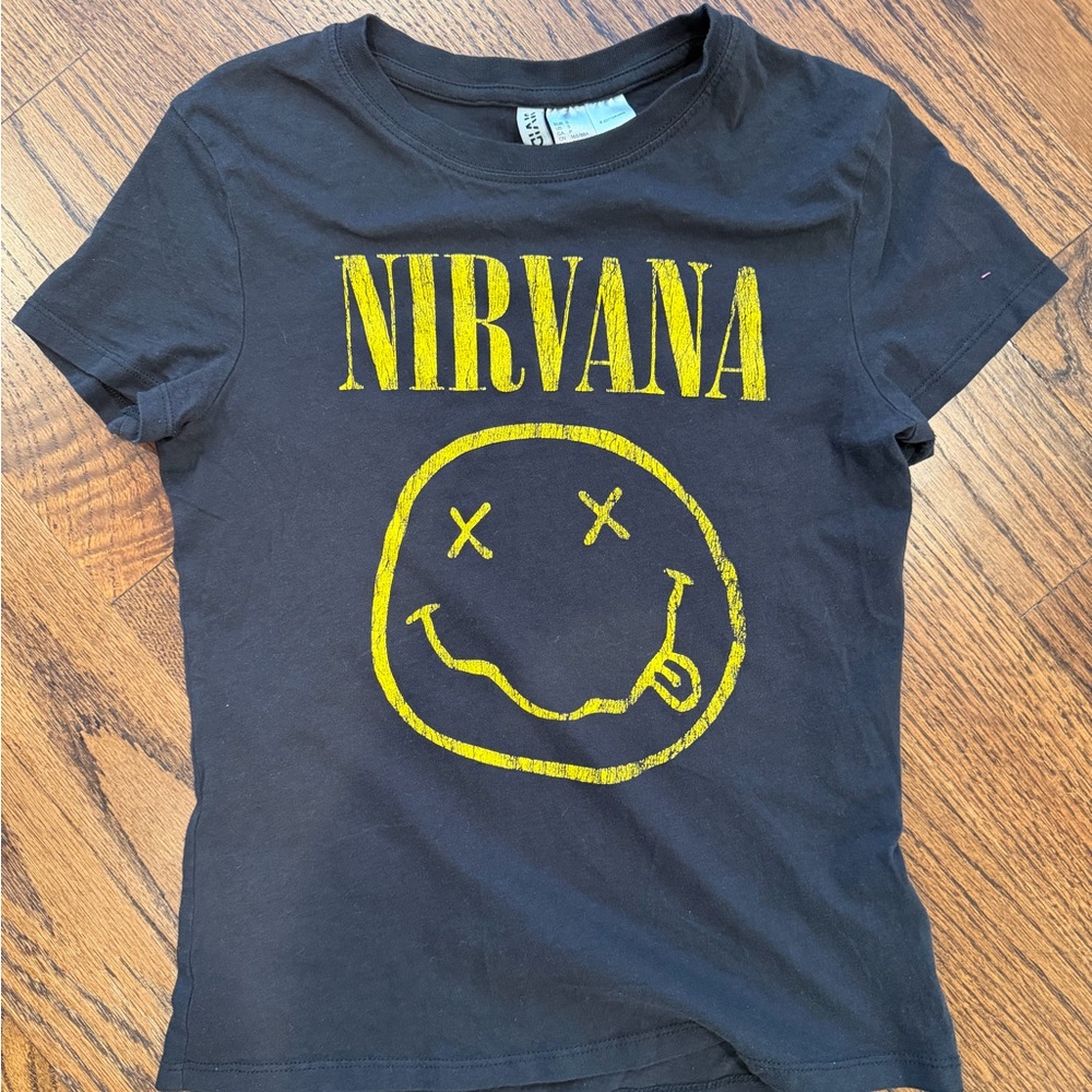 Gotta love the 90's- This shirt is def vintage and minted! Sz Small